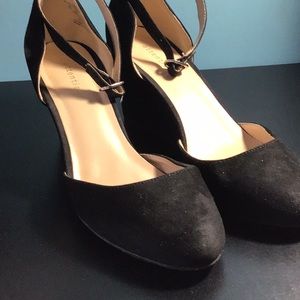 BLACK WEDGE ROUND TOE PUMP